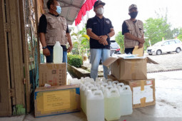 PT Timah salurkan bantuan APD ke Satgas COVID-19 Bangka Barat