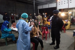Satgas COVID-19 di Medan tes  usap pengunjung kafe terjaring razia PPKM