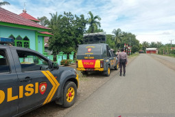 Polisi menegur sebagian pedagang melanggar prokes di Mukomuko