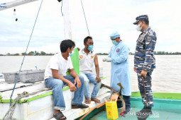 Lanal Banjarmasin suntik vaksin nelayan pulang melaut