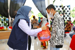 Bupati Banyuwangi salurkan paket sembako untuk pemandu wisata Kawah Ijen