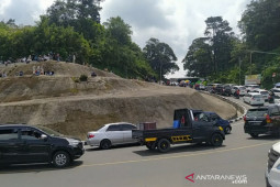 Kawasan Puncak-Cianjur dipadati kendaraan berplat Jabodetabek