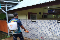 Polisi semprotkan cairan disinfektan di Mukomuko