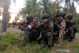 Prajurit Intai Amfibi dan Kopaska latihan pembebasan sandera