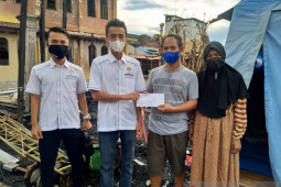 Korban kebakaran dapat santunan dari HIPMI Balangan