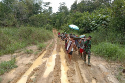 TNI evakuasi ibu hamil gunakan tandu menuju Puskesmas Jagoi Babang