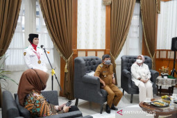 Bupati Garut hadiahi beasiswa siswi anggota Paskibra di Istana