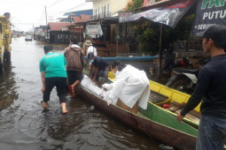 Banjir Kapuas Hulu seorang pasien dibawa menggunakan perahu