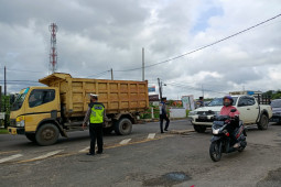 Sejumlah ruas jalan utama di Kota Jambi diberlakukan penyekatan
