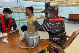 TNI AL datangi ABK di kapal-kapal untuk vaksin COVID-19