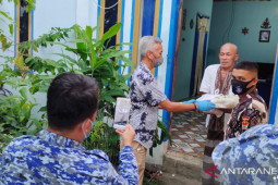 Relawan peduli COVID-19 Parimo  salurkan sembako kepada warga Isoman