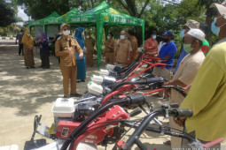Pemkab Bangka Tengah salurkan bantuan alsintan kepada 17 kelompok tani