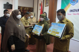 Wabup Paser serahkan penghargaan lomba inovasi daerah
