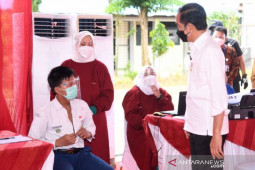 Presiden Joko Widodo sempat dialog dengan pelajar dan vaksinator