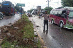 Sopir mengantuk, truk barang tabrak papan reklame