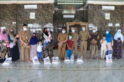 Pemkab Pringsewu berikan bantuan untuk kaum duafa dan anak yatim