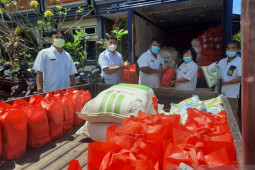 Dinsos Denpasar bagikan 7.376 paket sembako untuk warga isoman