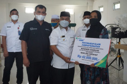 Wabup Zarnawi serahkan santunan kematian BPJS kepada ahli waris BPD dan aparatur Pemdes