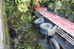 Truk semen bermuatan 20 ton jatuh ke jurang di Bener Meriah