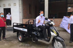 PLN UPT Bali salurkan dua motor roda 3 kepada masyarakat Desa Buwit-Tabanan