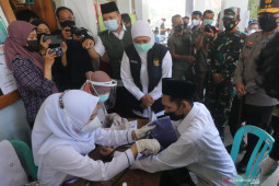 Gubernur Jatim Tinjau Vaksinasi Santri di Kediri