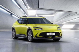 Mobil listrik Genesis GV60 bisa diisi daya secara tanpa kabel