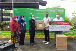 Bantu masyarakat isoman, Adaro Logistics bagikan 4 ribu paket masker plus vitamin