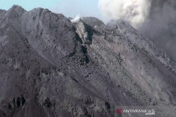 Awan panas guguran meluncur dari Merapi sejauh dua kilometer