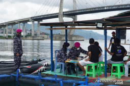 Lantamal IX/ Ambon vaksin puluhan pembudi daya ikan di Teluk Ambon, terapkan Prokes