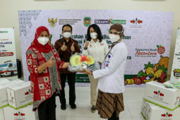 Sambut GBN ke-6, Ewindo salurkan buah ke nakes RS Siloam Purwakarta