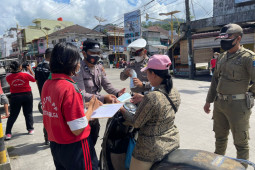 Polres dan Satpol PP Sibolga bagikan masker kepada pengguna jalan