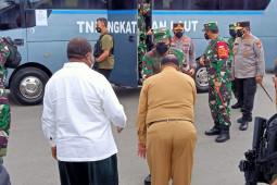 Panglima TNI dan Kapolri tinjau pelaksanaan vaksinasi 2.800 warga kota Sorong