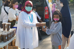 Ini alasan Poscar bagikan makanan kucing gratis
