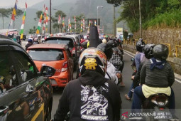 Atasi kepadatan Jalur Puncak Bogor, Polisi terapkan "one way"
