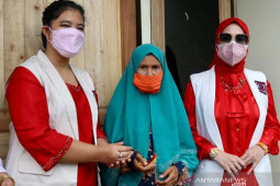 Kahiyang serahkan kunci rumah baru bagi korban kebakaran