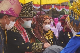 Bupati Merangin jalani prosesi adat "Naik Rumah"