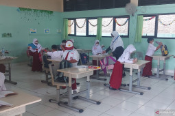 Orang tua siswa sambut PTM di SDN Pondok Kelapa 05 Pagi