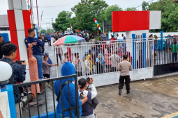 Sejumlah warga gelar unjuk rasa di depan Pertamina Ternate, tegakkan aturan