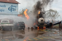 16 unit mobil PMK padamkan kebakaran di PT Dok dan Pekapalan Surabaya