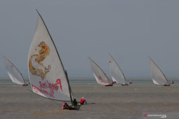Lomba Perahu Layar Tradisional