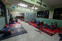 Kasihan, ratusan warga Kebon Kosong mengungsi di SD akibat kebakaran rumah