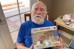 Ed Asner pengisi suara kakek Carl di film "Up" tutup usia
