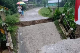 Aceh Tamiang dilanda banjir, satu jembatan ambruk