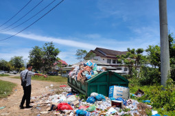Dampak pemblokiran jalan, sampah mulai menumpuk di seputaran kota Calang