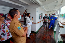 Satu pasien isolasi terapung di kota Sorong sembuh diturunkan dari KM Sirimau