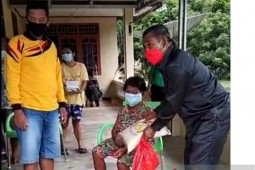Ketua DPRD Bangka bagikan ratusan paket sembako untuk warga