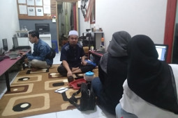 Kampung Youtuber Bondowoso; Lunasi utang orang tua