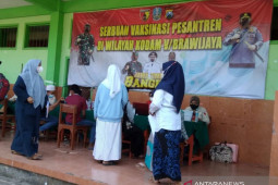 Kodam V vaksinasi ratusan santri di Surabaya