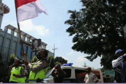 Indonesia Raya berkumandang, pengendara berhenti dan beri hormat
