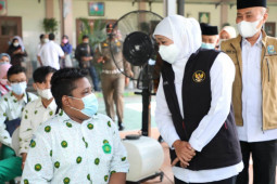 Percepat vaksin pelajar, Gubernur Khofifah minta Kemenkes kirim Sinovac lebih banyak